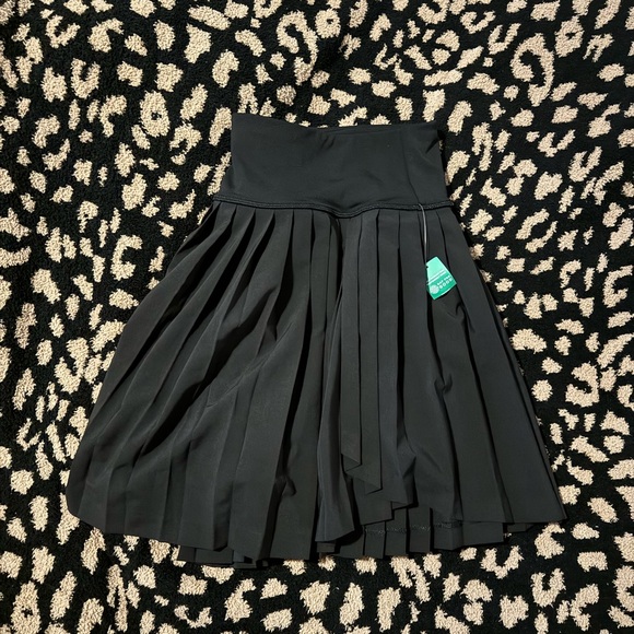 GapFit Pleated Exercise Skort - Picture 1 of 6